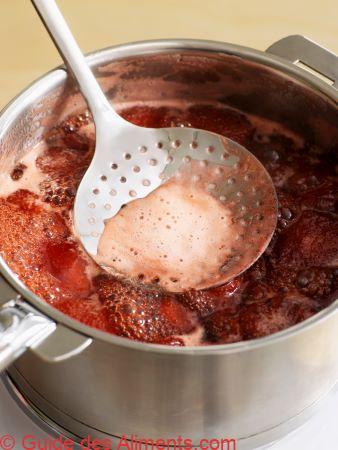 Retirer l'écume avec une écumoire