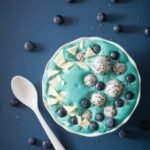 Bol de smoothie à la spiruline et aux myrtilles
