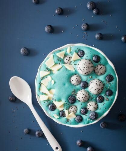 Bol de smoothie à la spiruline et aux myrtilles