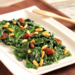 Épinards à la catalane, aux raisins secs et aux pignons de pin