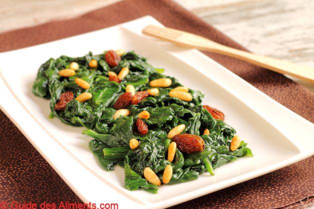 Épinards à la catalane, aux raisins secs et aux pignons de pin