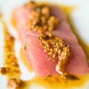 Sashimi de thon marin&eacute; au curcuma et gingembre