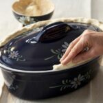 Luter le couvercle avec de la p&acirc;te