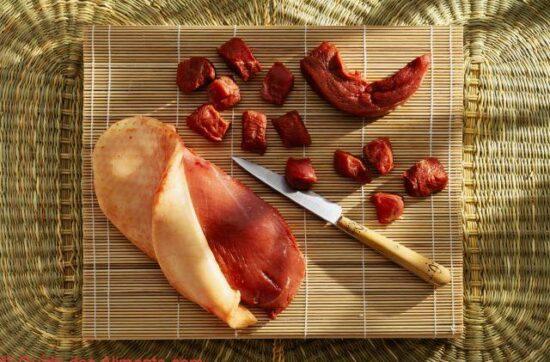 Retirer la peau et couper le canard en dés