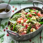 Salade d'hiver au quinoa, boulgour, épinards, grenade, orange sanguine, noisettes et avocat