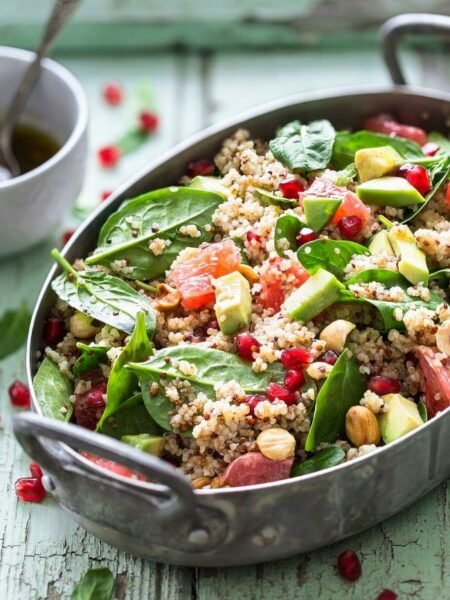 Salade d'hiver au quinoa, boulgour, épinards, grenade, orange sanguine, noisettes et avocat