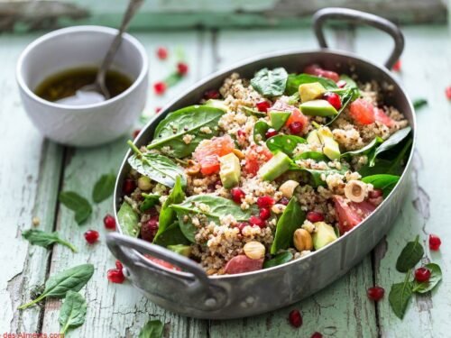 Salade d'hiver au quinoa, boulgour, &eacute;pinards, grenade, orange sanguine, noisettes et avocat