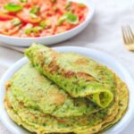 Crêpes salées à l'ail des ours avec salade de tomates