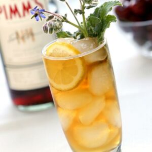 Le Pimm's Cup est un cocktail tr&egrave;s rafra&icirc;chissant et parfait pour les journ&eacute;es chaudes d'&eacute;t&eacute;. Il est tr&egrave;s populaire en Angleterre, o&ugrave; il est souvent servi lors des &eacute;v&eacute;nements sportifs, des garden-parties et des barbecues.