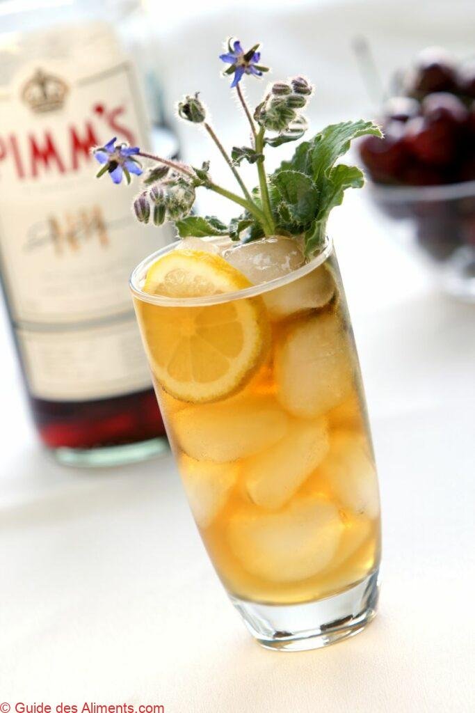 Le Pimm's Cup est un cocktail très rafraîchissant et parfait pour les journées chaudes d'été. Il est très populaire en Angleterre, où il est souvent servi lors des événements sportifs, des garden-parties et des barbecues.