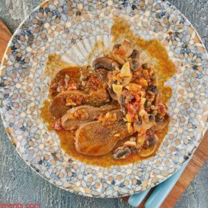 Langue de veau &agrave; la sauce tomate, aux champignons et aux c&acirc;pres