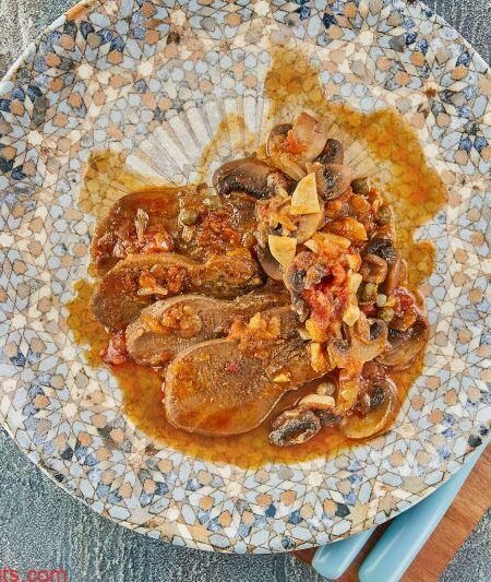 Langue de veau à la sauce tomate, aux champignons et aux câpres