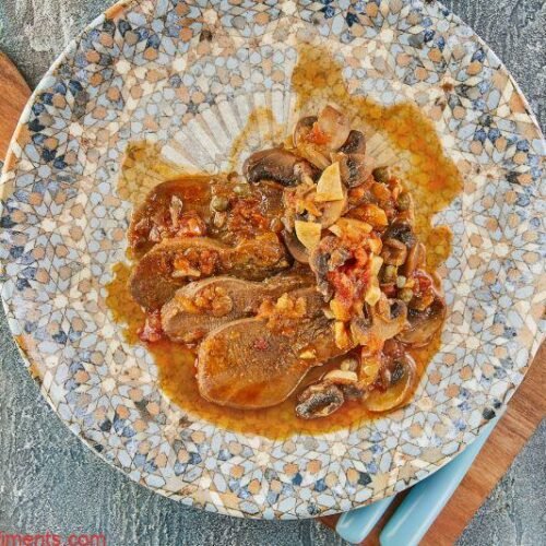 Langue de veau à la sauce tomate, aux champignons et aux câpres