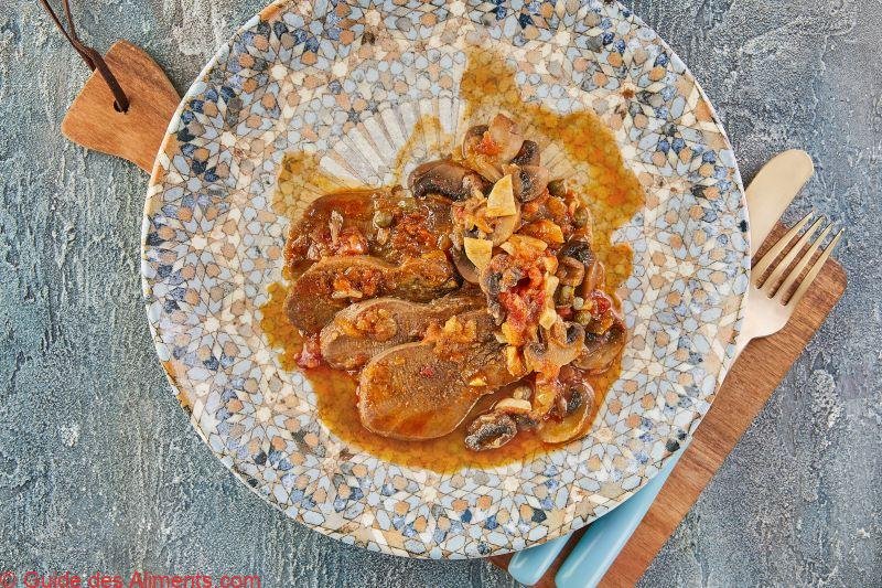 Langue de veau à la sauce tomate, aux champignons et aux câpres