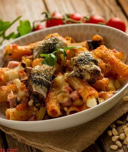 Rigatoni au four aux sardines, aubergines, pignons de pin, tomates et persil