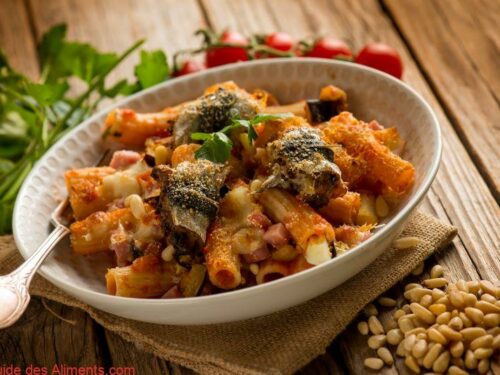 Rigatoni au four aux sardines, aubergines, pignons de pin, tomates et persil