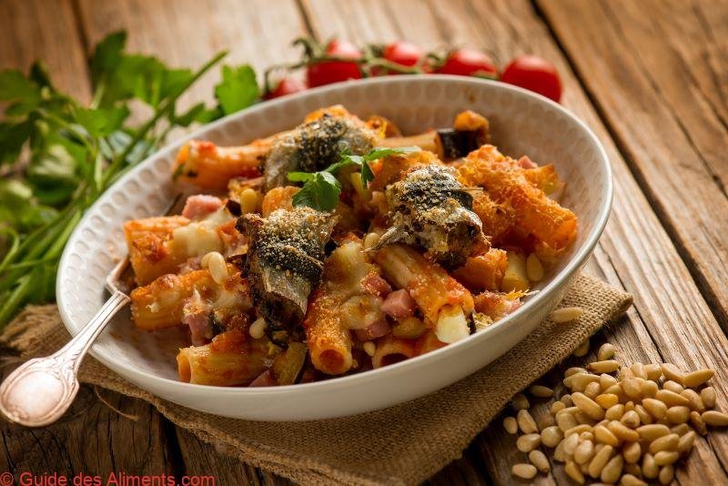 Rigatoni au four aux sardines, aubergines, pignons de pin, tomates et persil