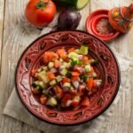 salade marocaine traditionnelle aux oignons, tomates et concombre