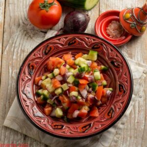 salade marocaine traditionnelle aux oignons, tomates et concombre