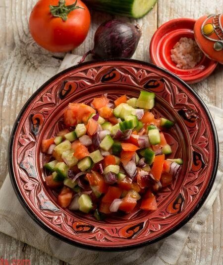 salade marocaine traditionnelle aux oignons, tomates et concombre