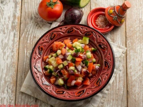 salade marocaine traditionnelle aux oignons, tomates et concombre