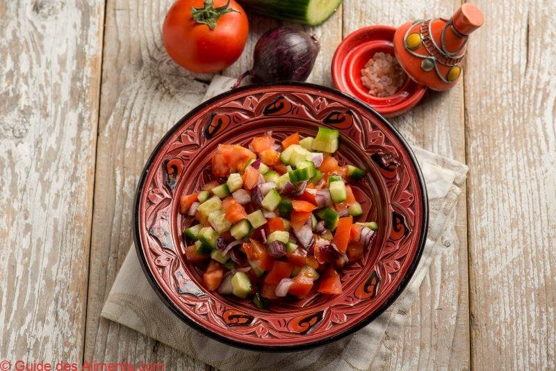 salade marocaine traditionnelle aux oignons, tomates et concombre