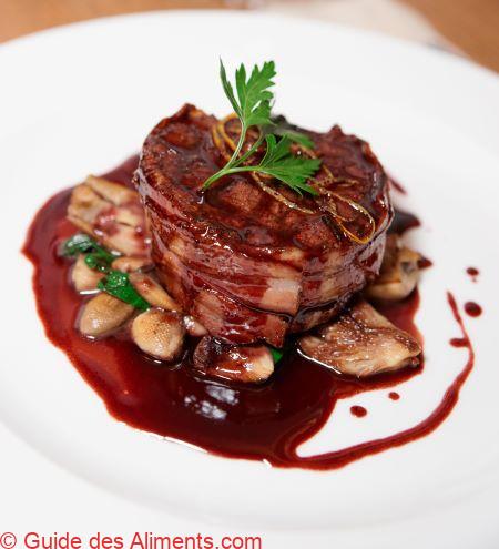 Steak de filet enveloppé dans du bacon avec demi-glace sauce