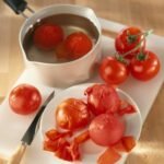 monder et éplucher les tomates