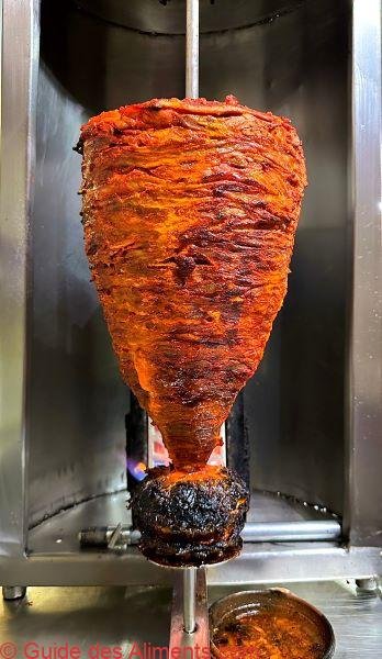 préparation du tacos al pastor connu sous le nom de trompo