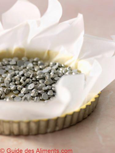 Garnir la p&acirc;te de billes de cuisson pour la cuire &agrave; blanc