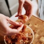 décortiquer les crevettes