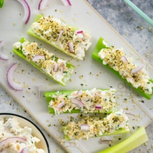 B&acirc;tonnets de c&eacute;leri fourr&eacute;s &agrave; la salade d'&oelig;ufs et de thon