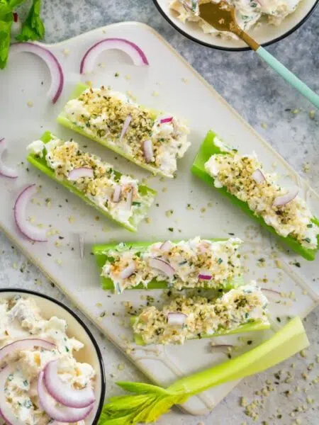 Bâtonnets de céleri fourrés à la salade d'œufs et de thon