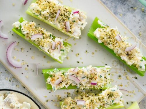 B&acirc;tonnets de c&eacute;leri fourr&eacute;s &agrave; la salade d'&oelig;ufs et de thon