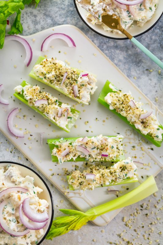 Bâtonnets de céleri fourrés à la salade d'œufs et de thon