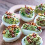 Deviled eggs au guacamole et bacon grillé