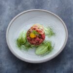 Tartare de thon frais au citron vert, sauce à l'avocat et jaune d'oeuf
