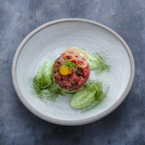 Tartare de thon frais au citron vert, sauce &agrave; l'avocat et jaune d'oeuf