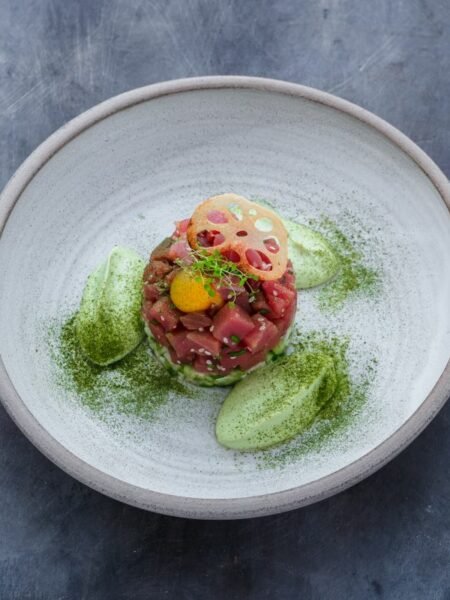 Tartare de thon frais au citron vert, sauce à l'avocat et jaune d'oeuf