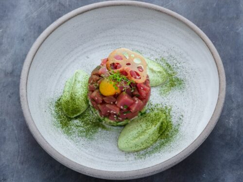 Tartare de thon frais au citron vert, sauce &agrave; l'avocat et jaune d'oeuf