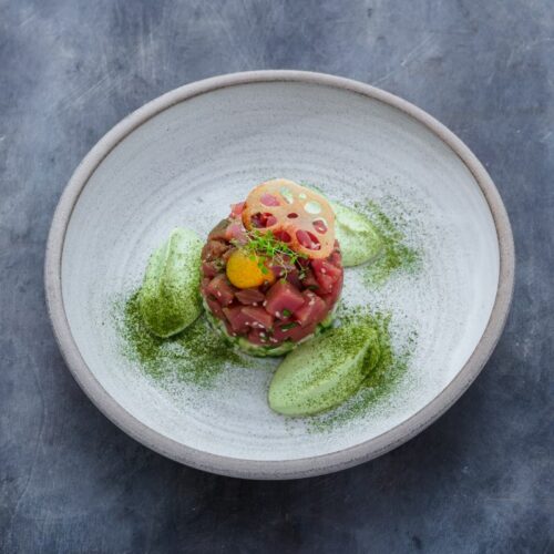 Tartare de thon frais au citron vert, sauce &agrave; l'avocat et jaune d'oeuf