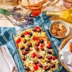 salade de pâtes à l'orzo maison avec feta, olives et tomates