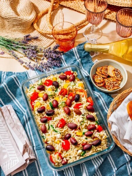 salade de pâtes à l'orzo maison avec feta, olives et tomates