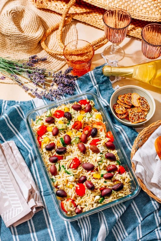 salade de pâtes à l'orzo maison avec feta, olives et tomates