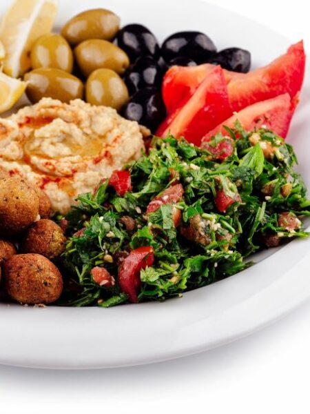 Assiette de mezze méditerranéens fait maison