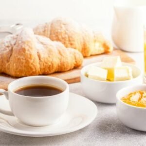 Petit-déjeuner continental avec croissants frais, jus d'orange et café