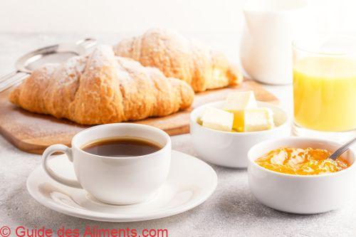 Petit-déjeuner continental avec croissants frais, jus d'orange et café