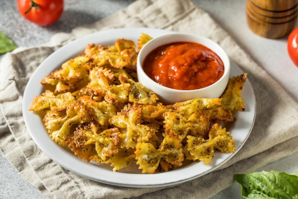 Farfalle frites pour l'apéro, sauce marinara