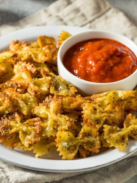Farfalle frites pour l'apéro, sauce marinara