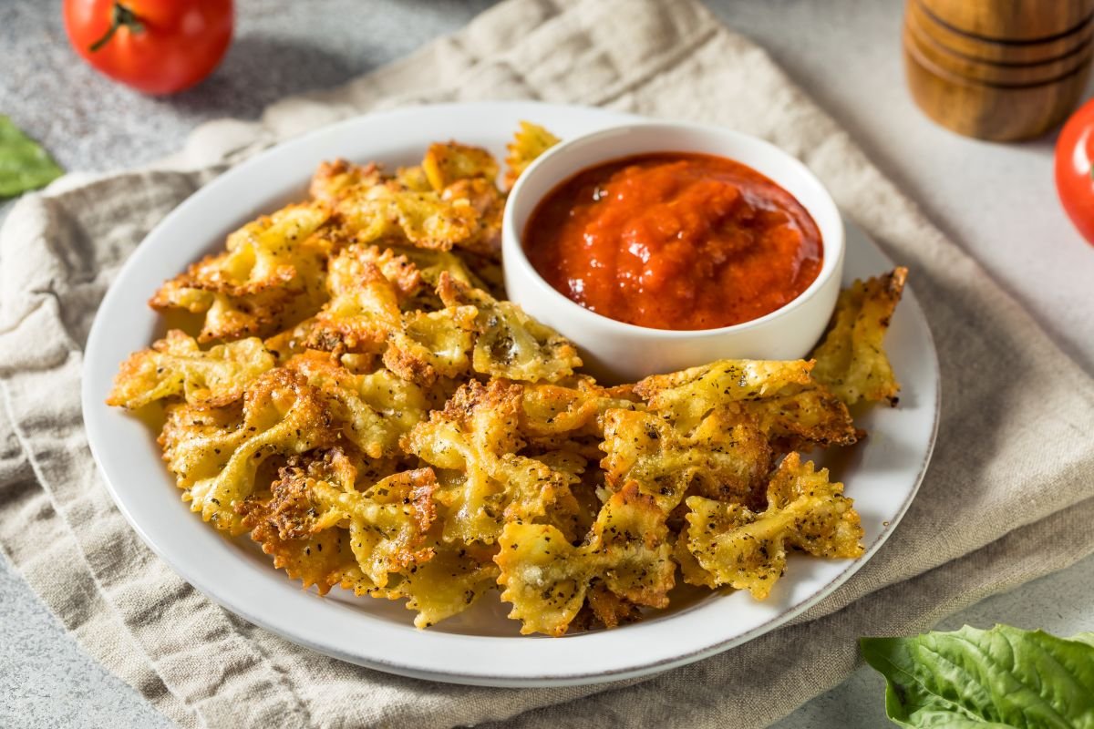 Farfalle frites pour l’apéro, sauce marinara